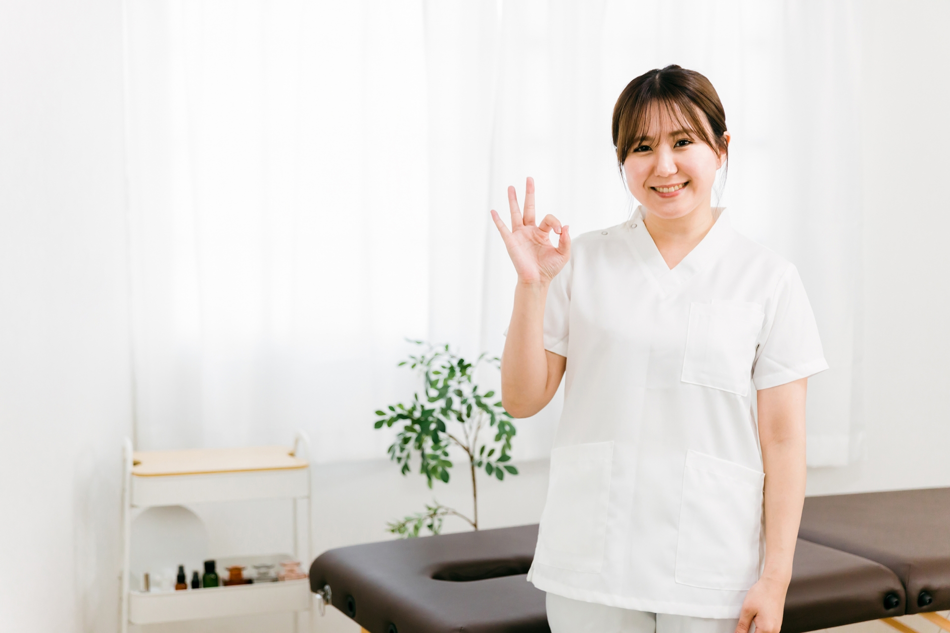 OKポーズをしている女性整体師(イメージ画像)